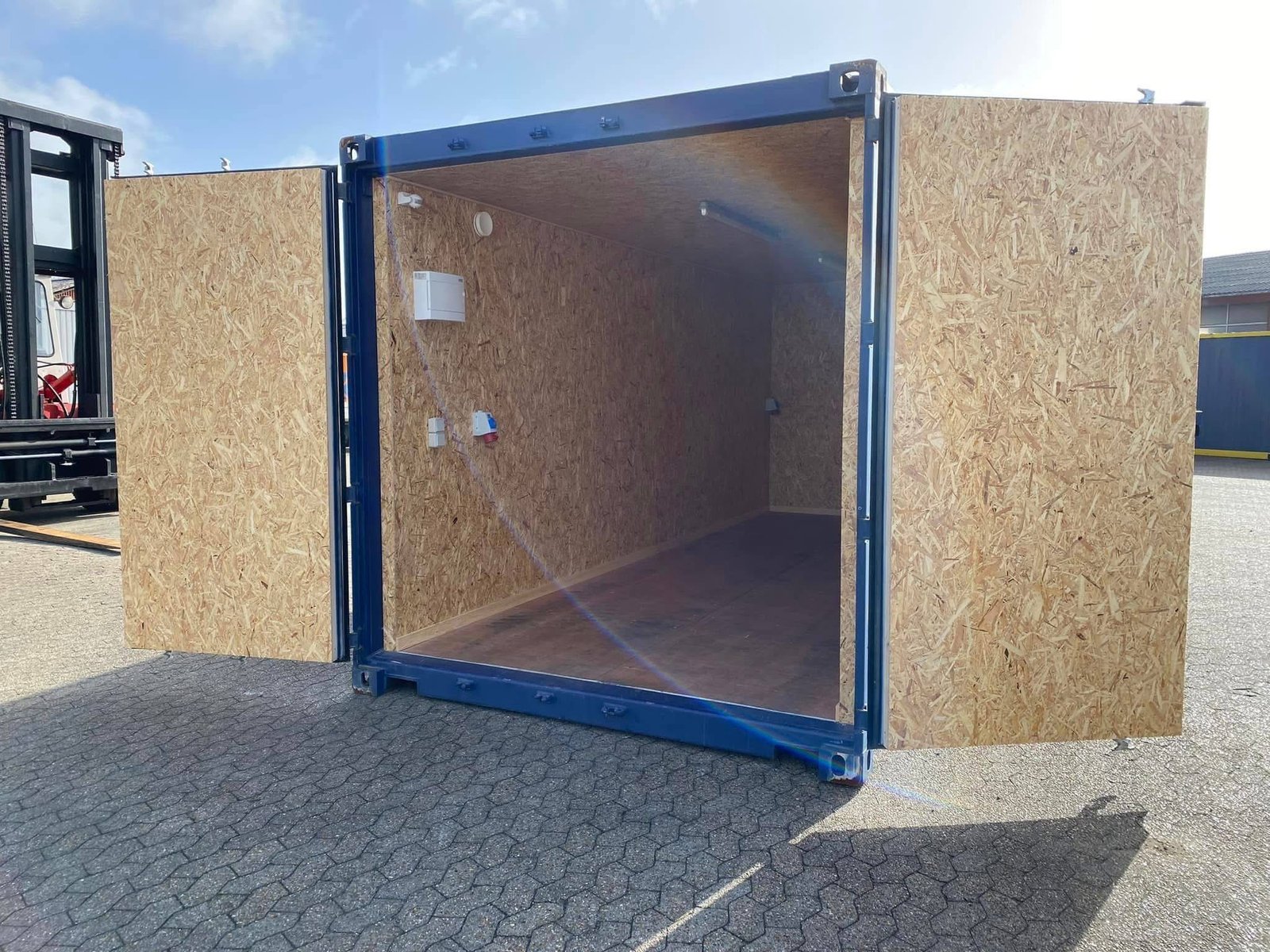 20 fods isoleret container blå porte ouverte intérieur