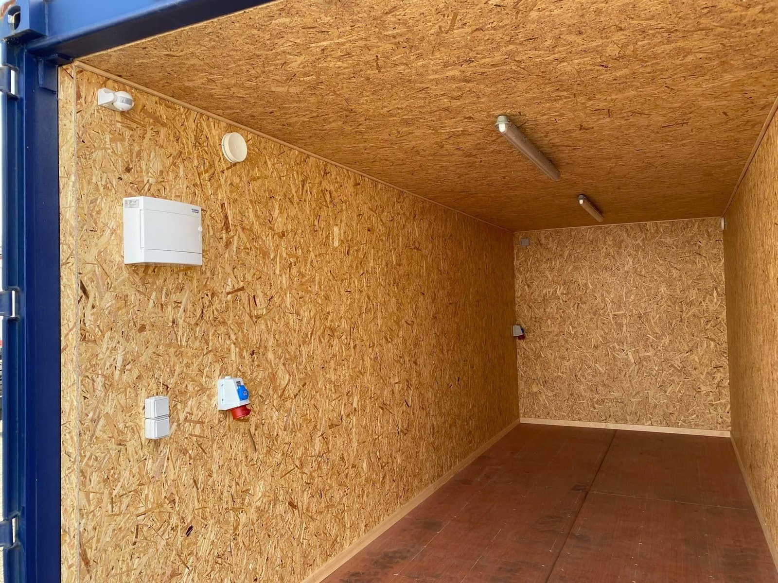 20 fods isoleret container blå intérieur strømpanel