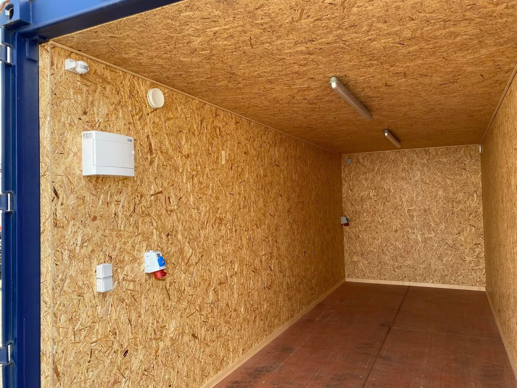 20 fods isoleret container blå intérieur strømpanel