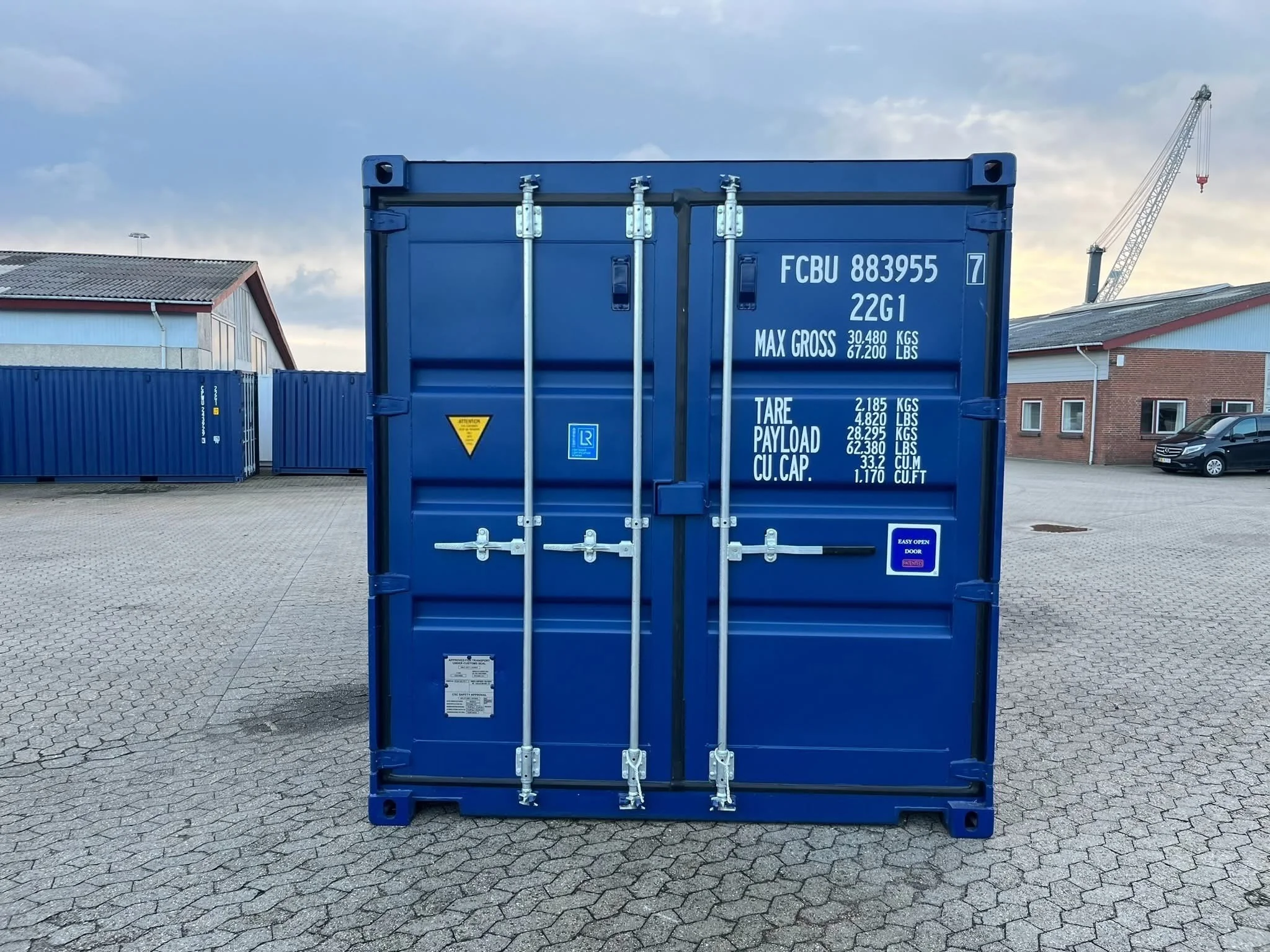 20 fods isoleret container blå marine porte facade