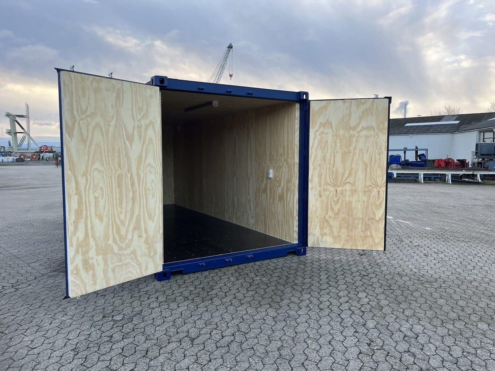20 fods isoleret container blå marine porte ouverte
