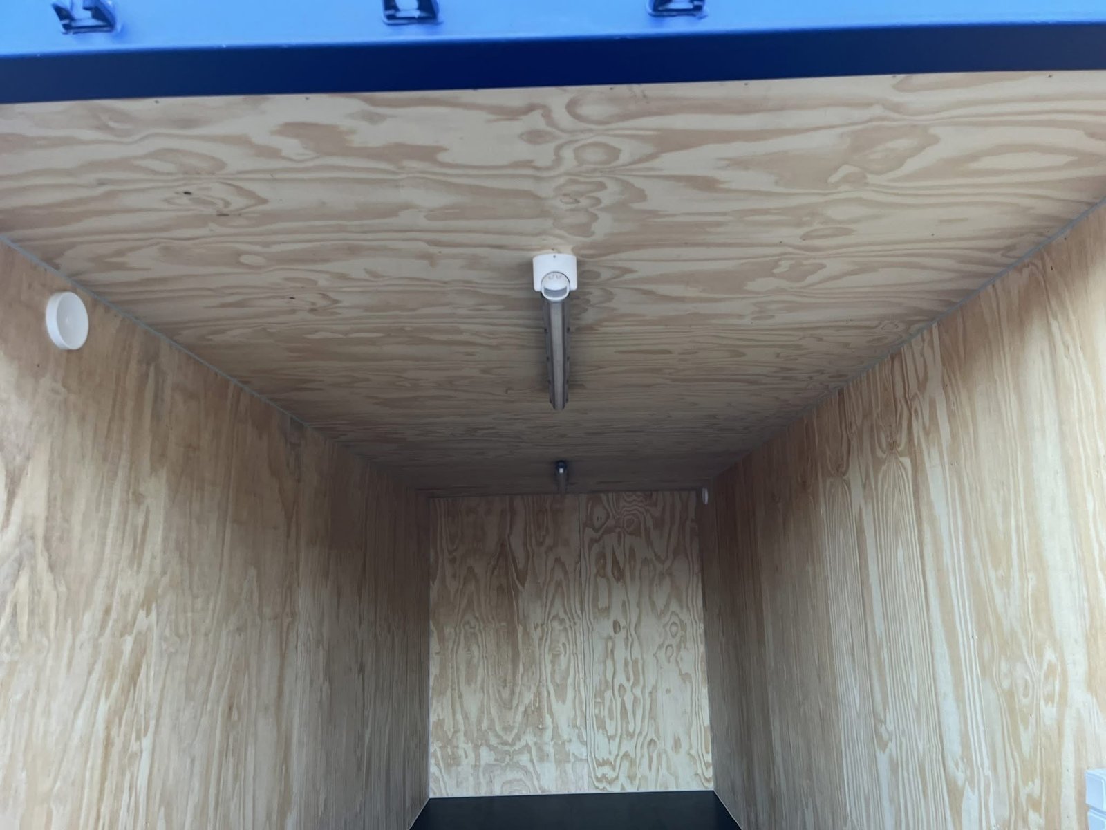 20 fods isoleret container blå marine loftsbelysning