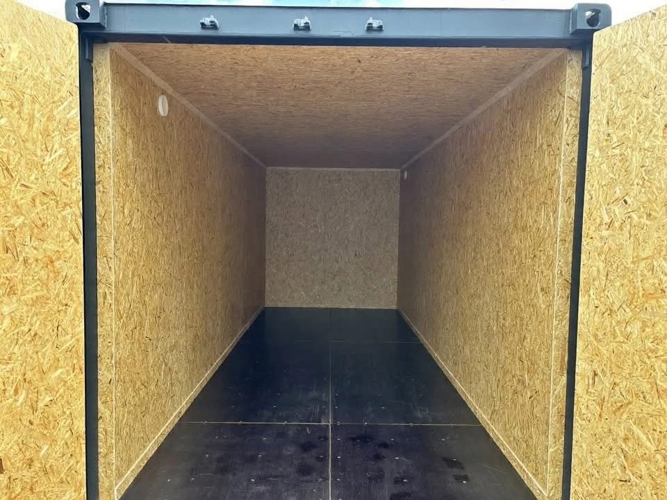 20 fods isoleret container antracitgrå intérieur OSB