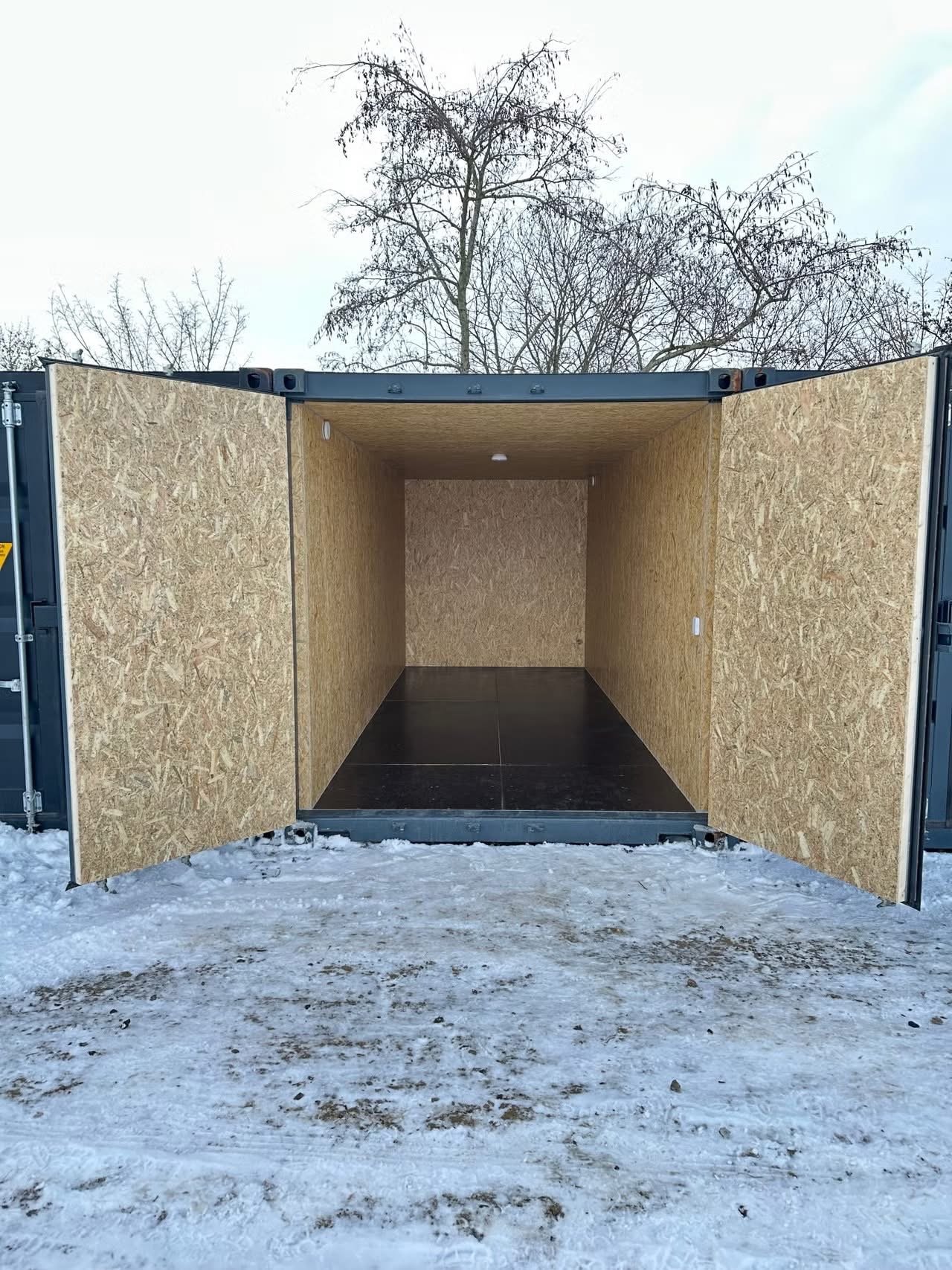 20 fods isoleret container antracitgrå intérieur OSB ouvert