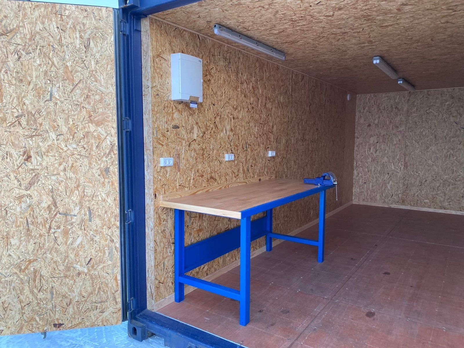 20 fods blå isoleret container arbejdsbord og strømpanel