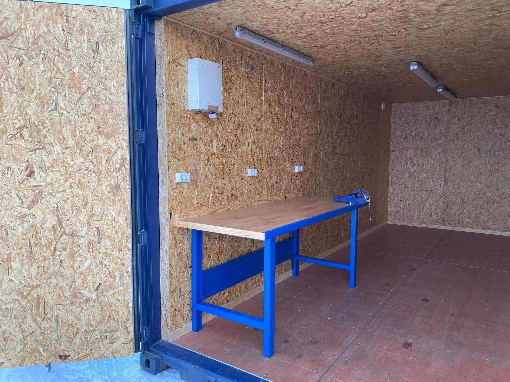 20 fods blå isoleret container arbejdsbord og strømpanel