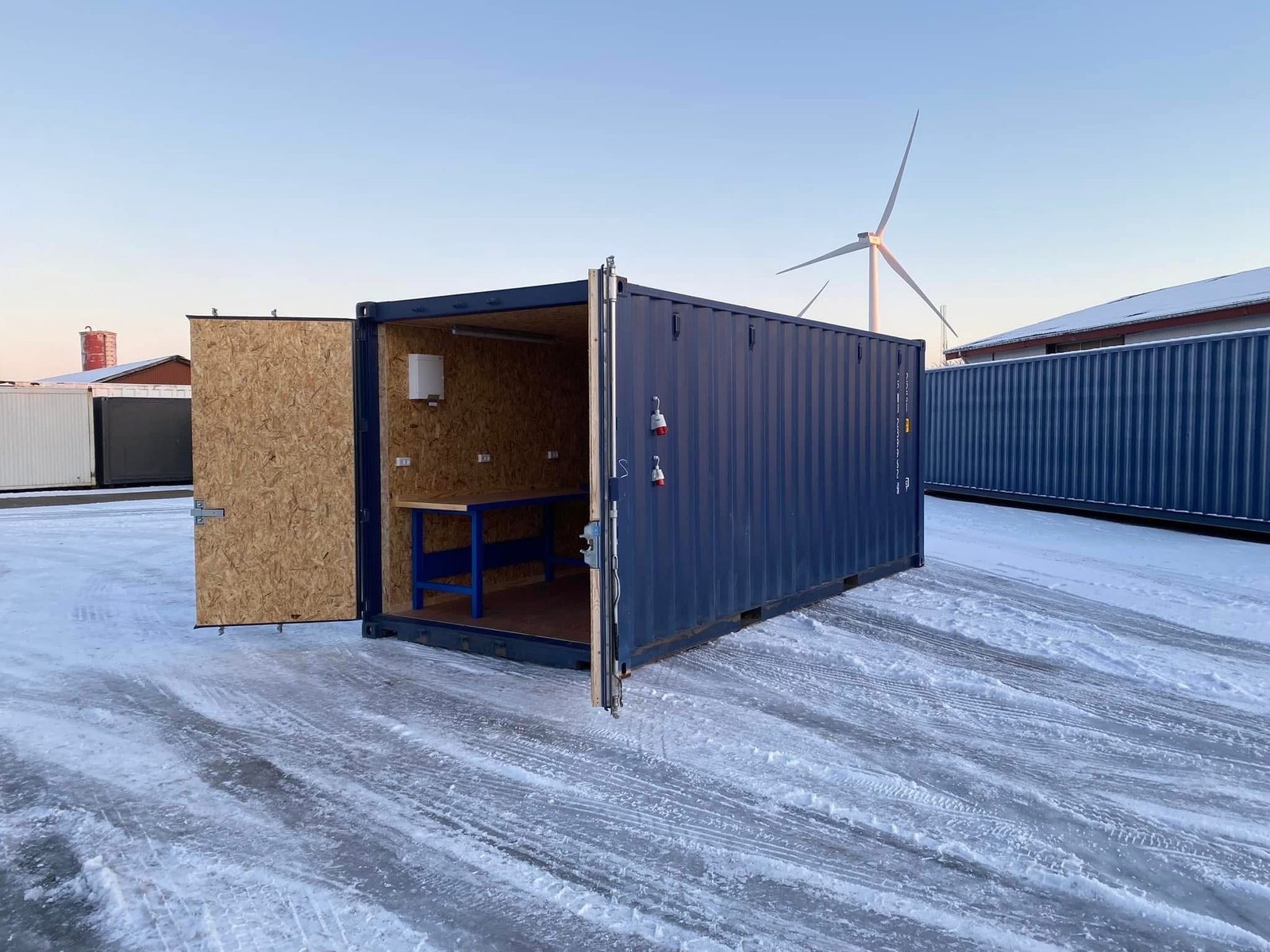 20 fods blå isoleret container facade åben