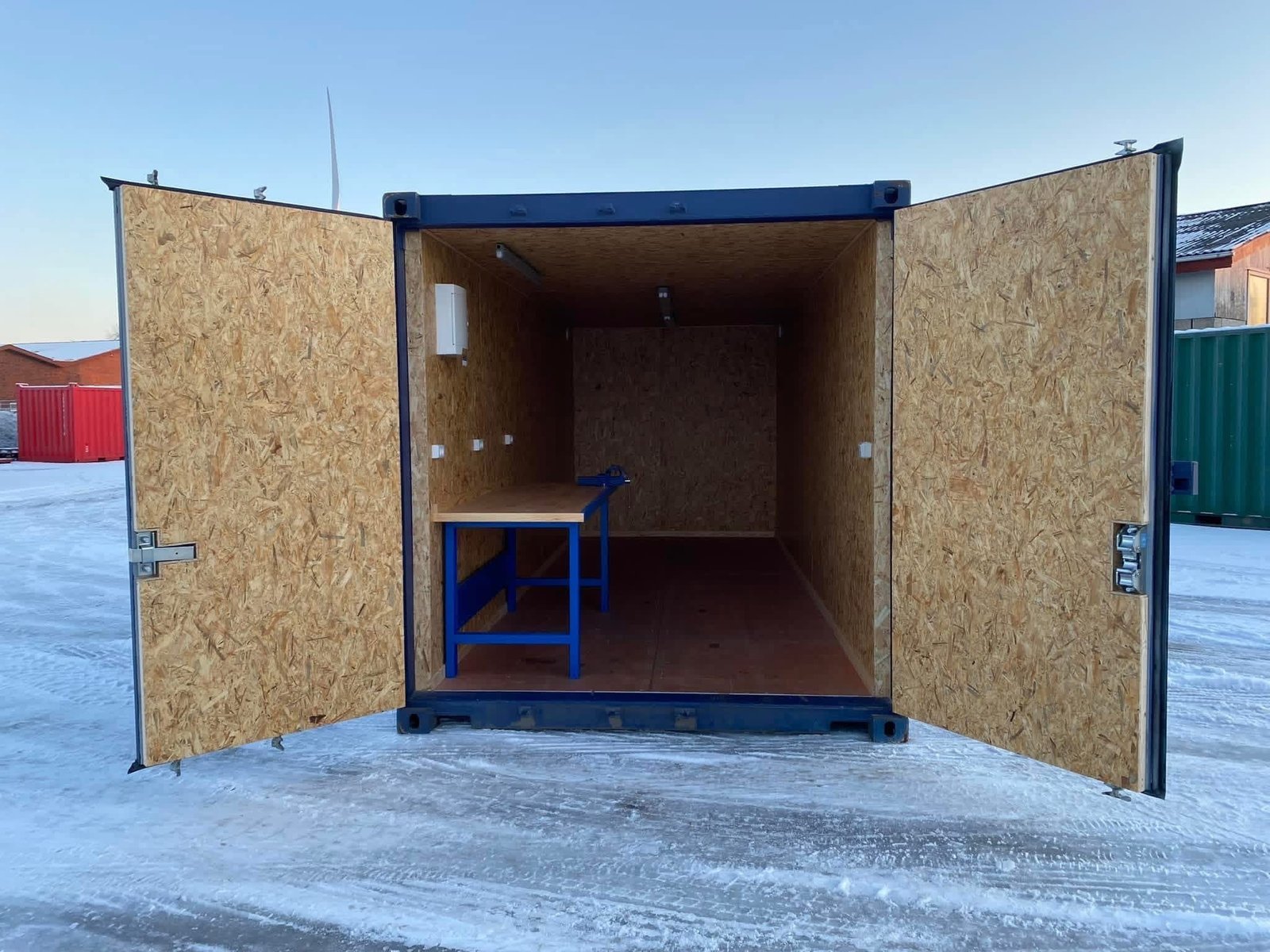 20 fods blå isoleret container porte ouvertes intérieur