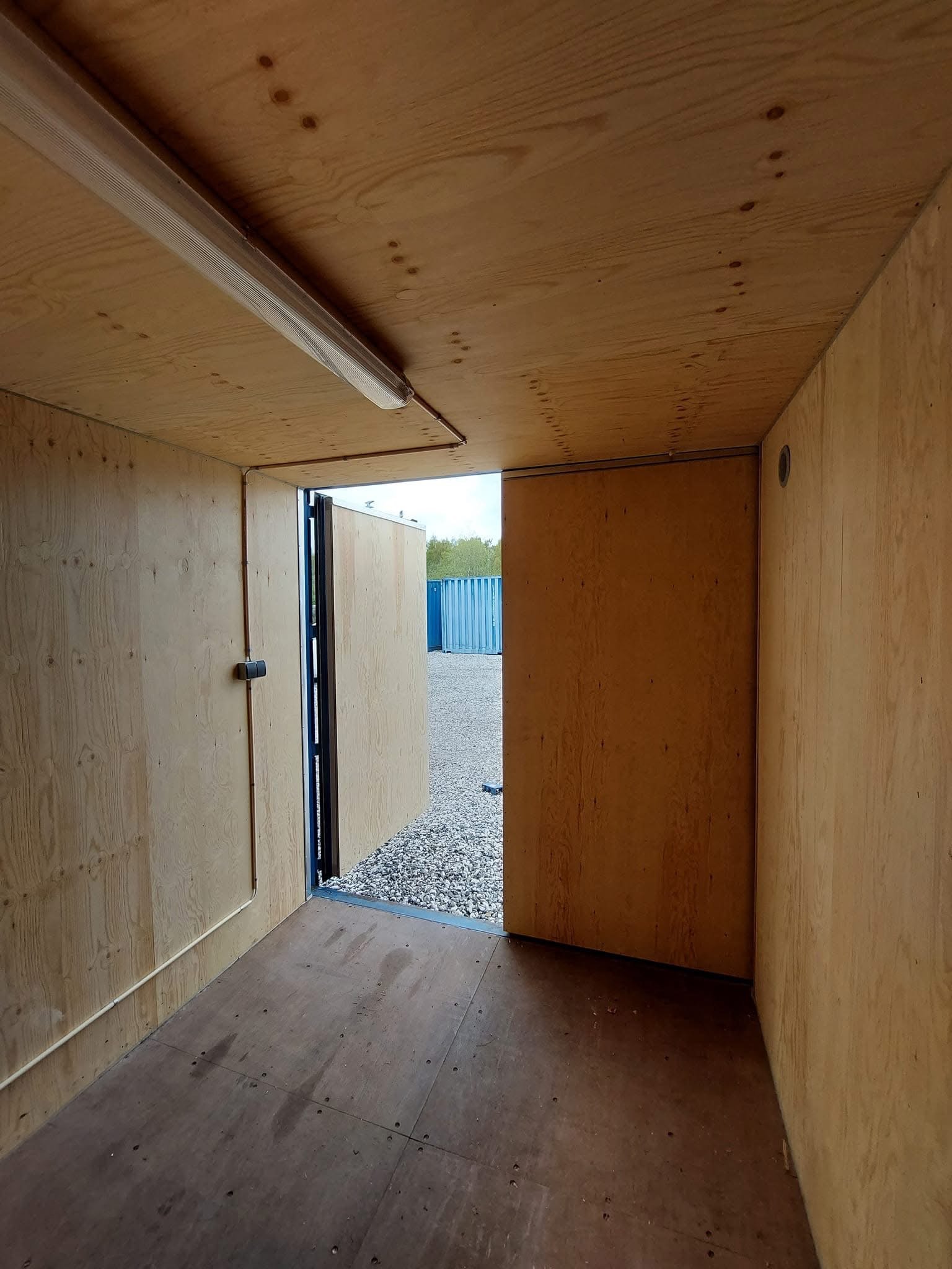 20 fods blå isoleret container indvendigt dør