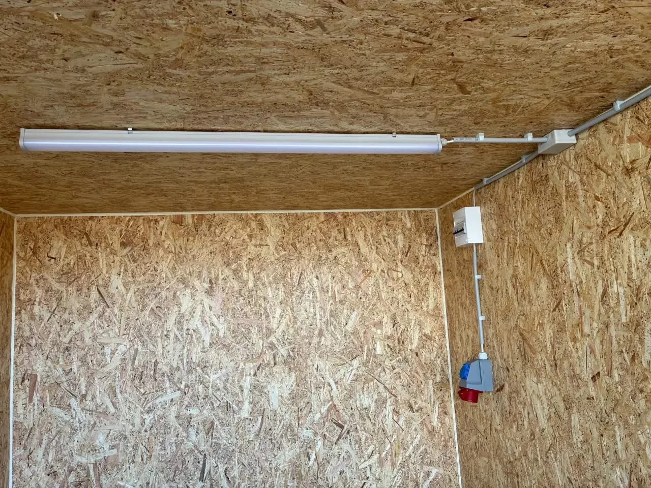 8 fods isoleret container lumiere plafond