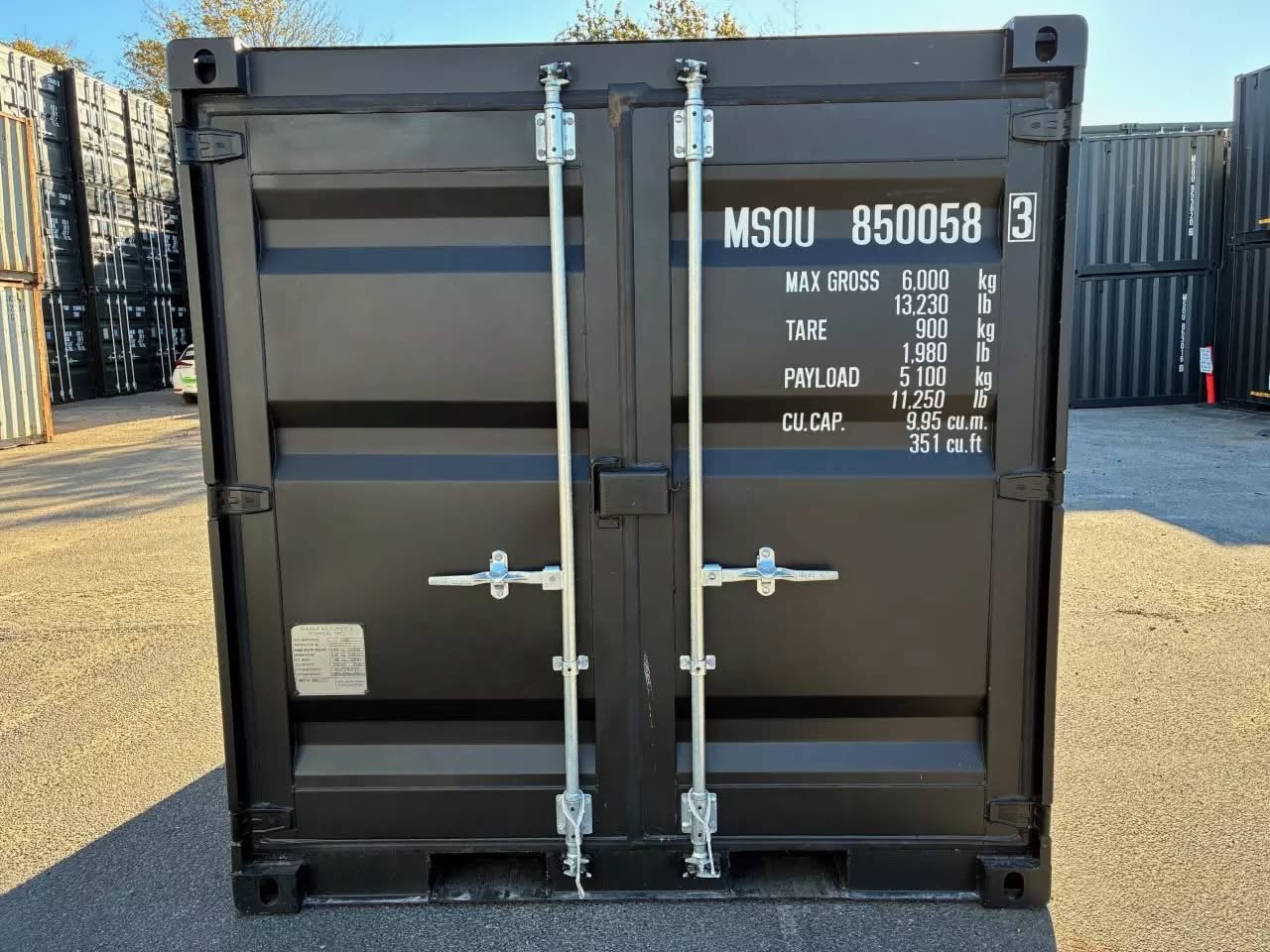 8 fods isoleret container facade noire