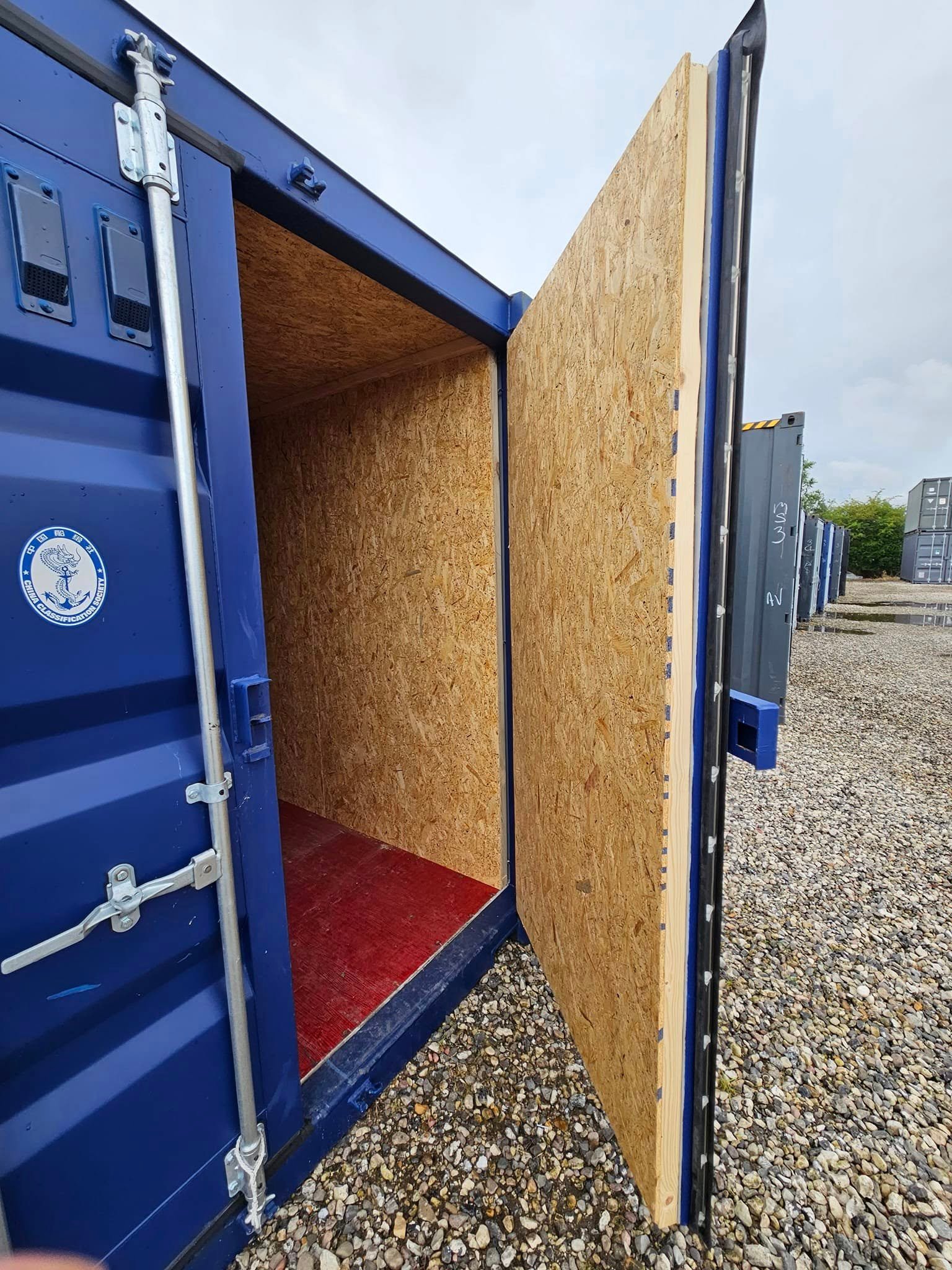 Isoleret container blå dør