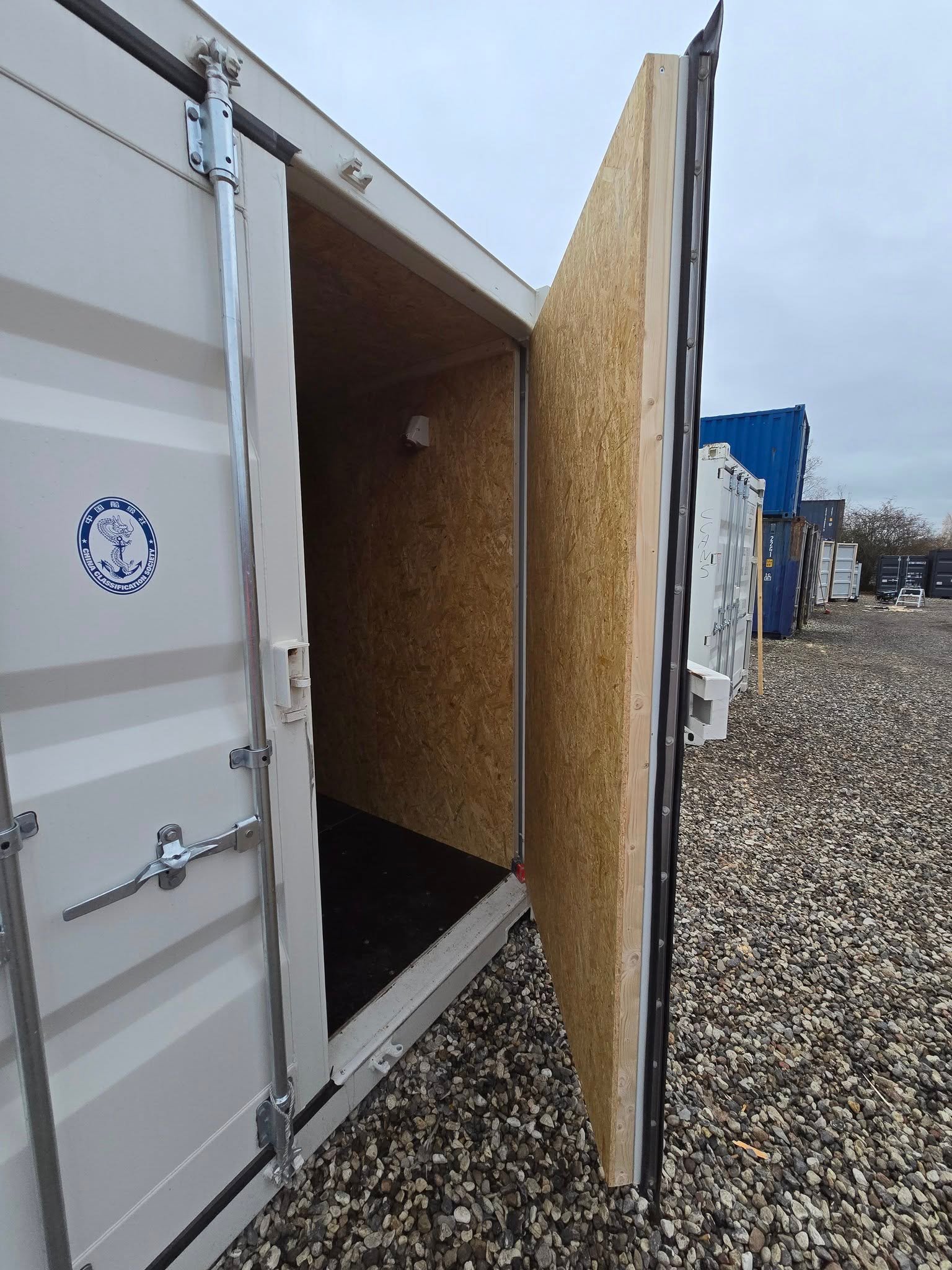 Isoleret container hvid dør