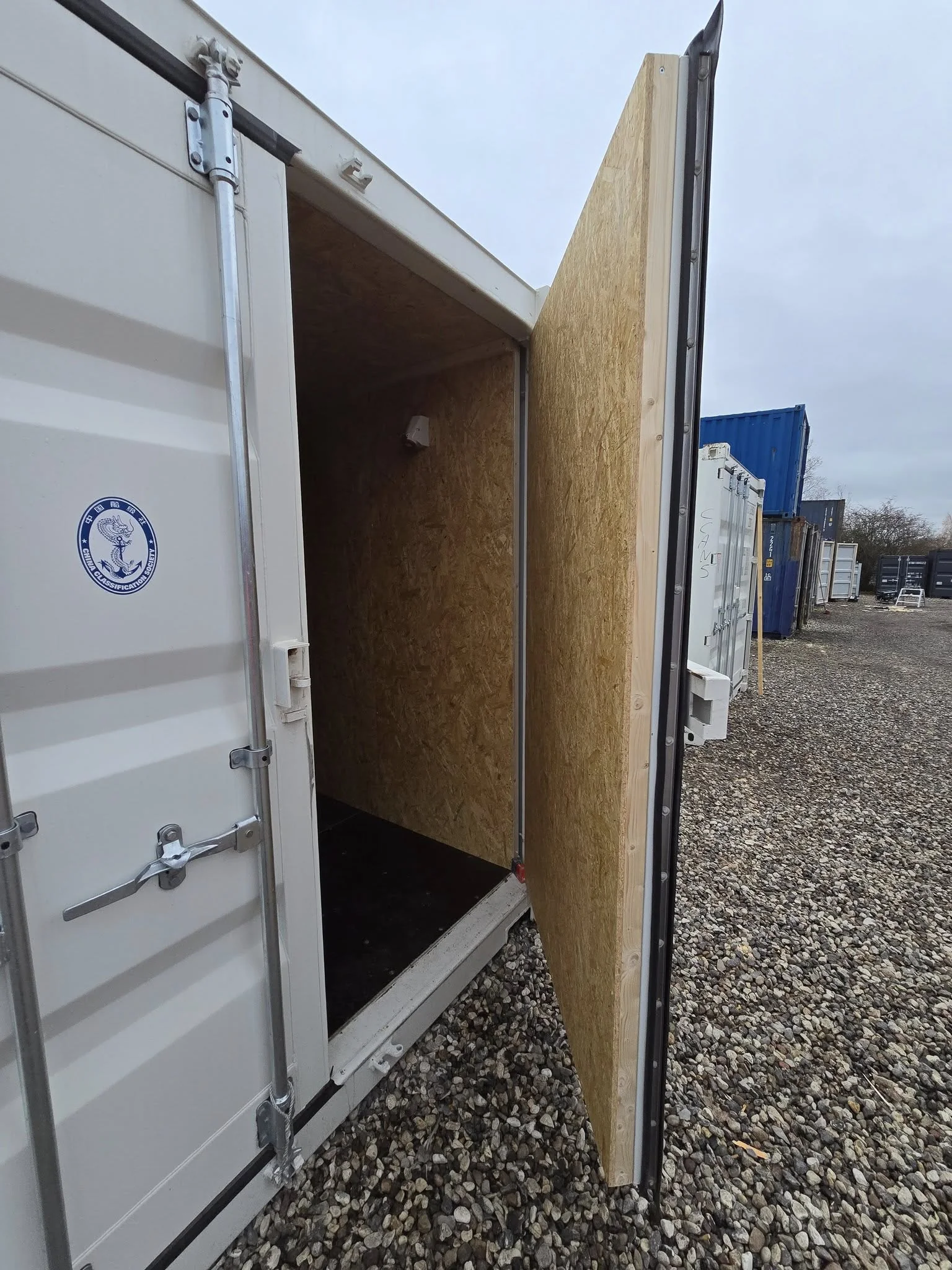 Isoleret container hvid dør