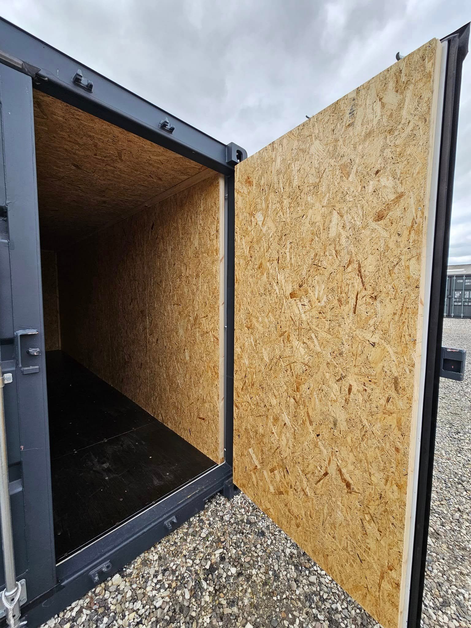 Isoleret container mørkgrå dør