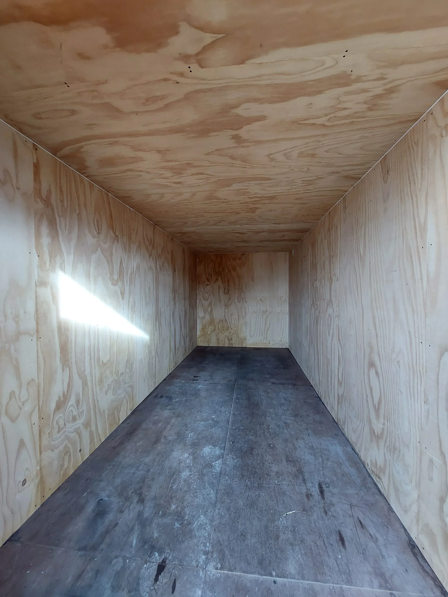 Sort 20 fods isoleret container interieur krydsfinér