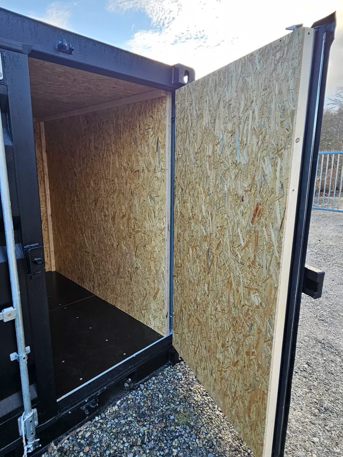 8 fods isoleret container porte ouverte