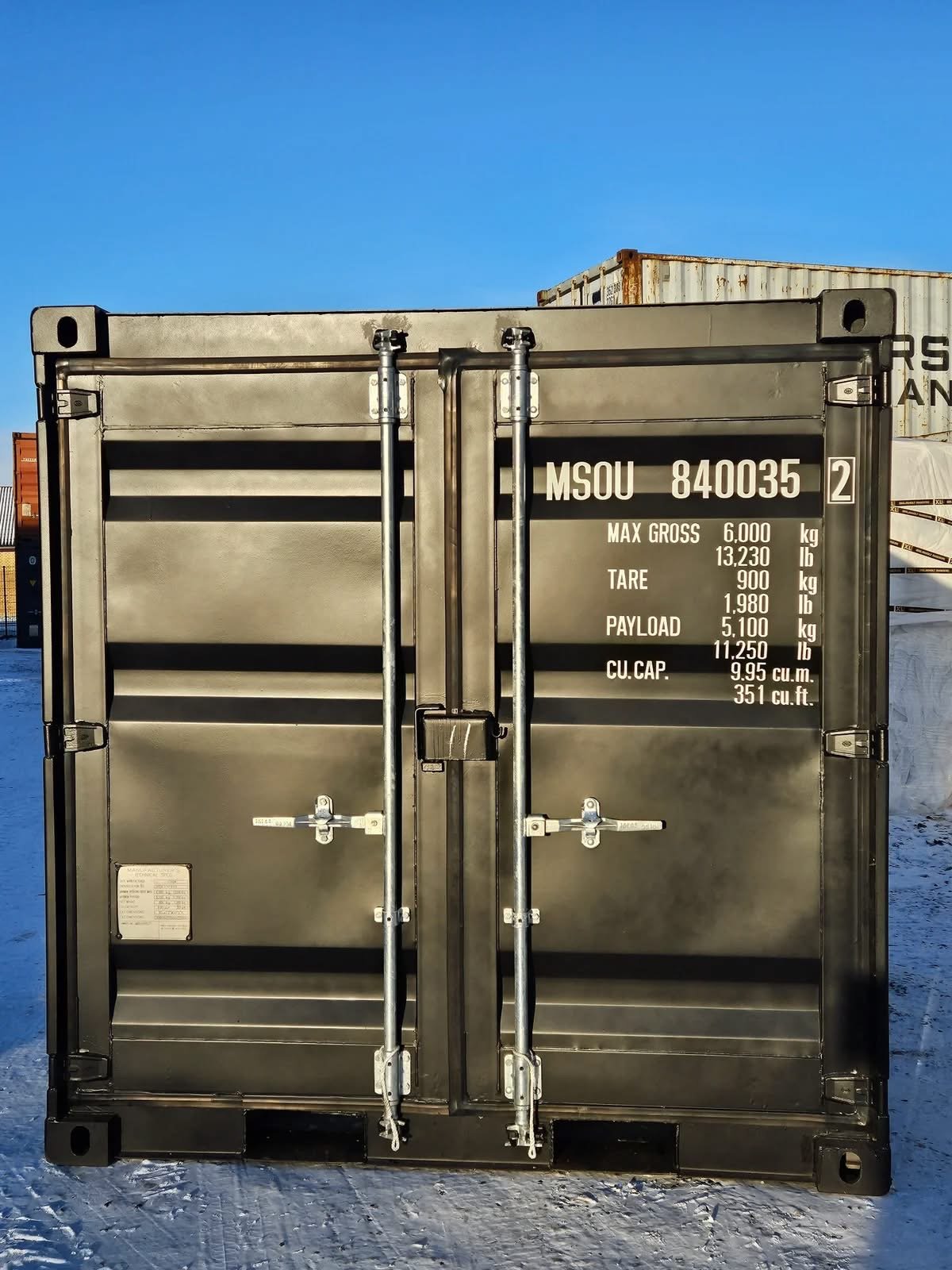 8 fods isoleret container facade