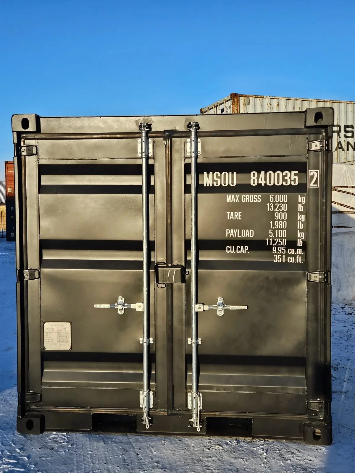 8 fods isoleret container facade