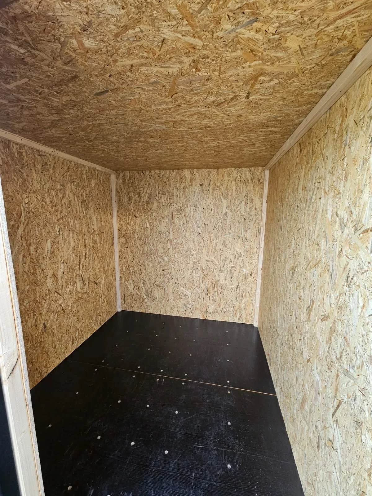 8 fods isoleret container interieur bois