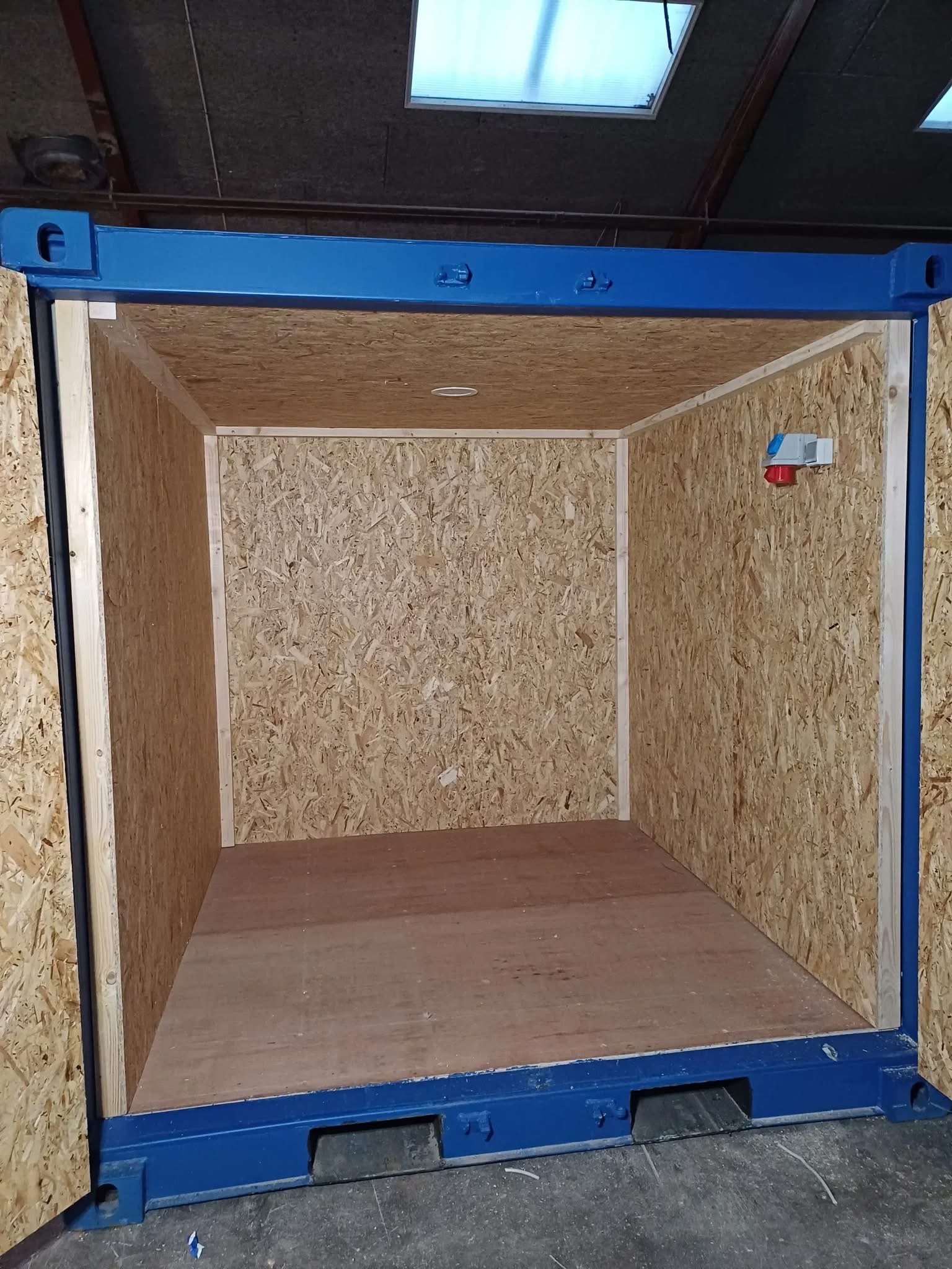 8 fods isoleret container blaa porte ouverte