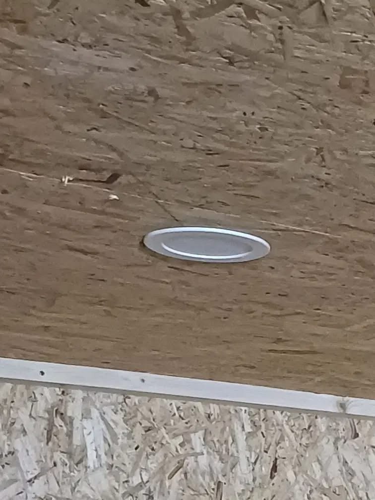 8 fods isoleret container lumiere plafond