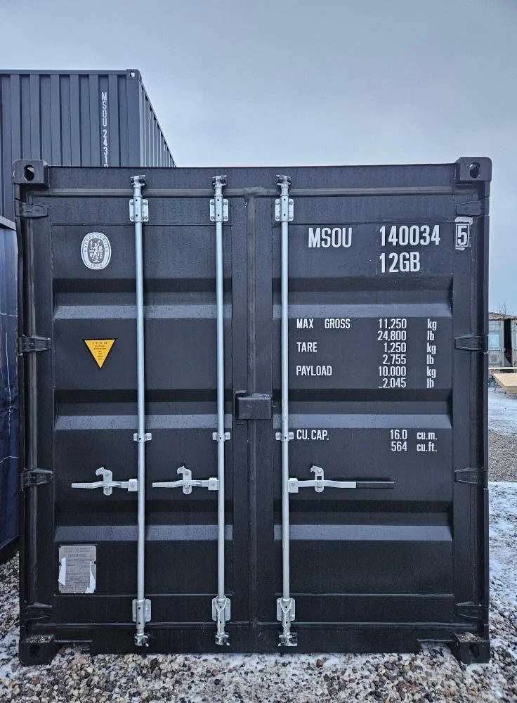 10 fods isoleret sort container facade