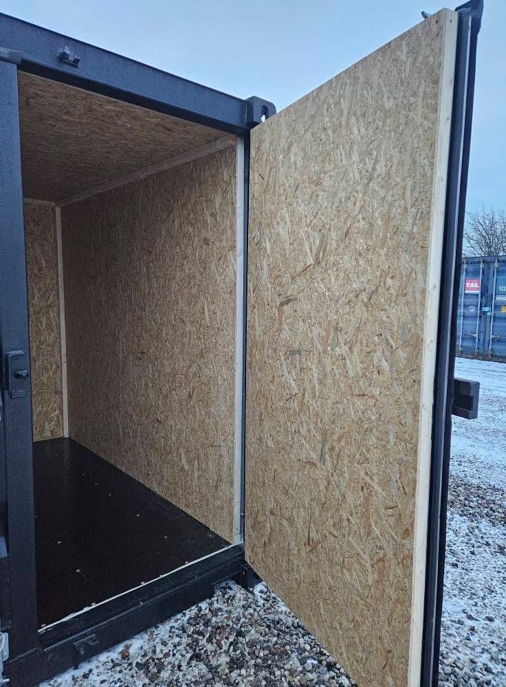 10 fods isoleret sort container porte ouverte