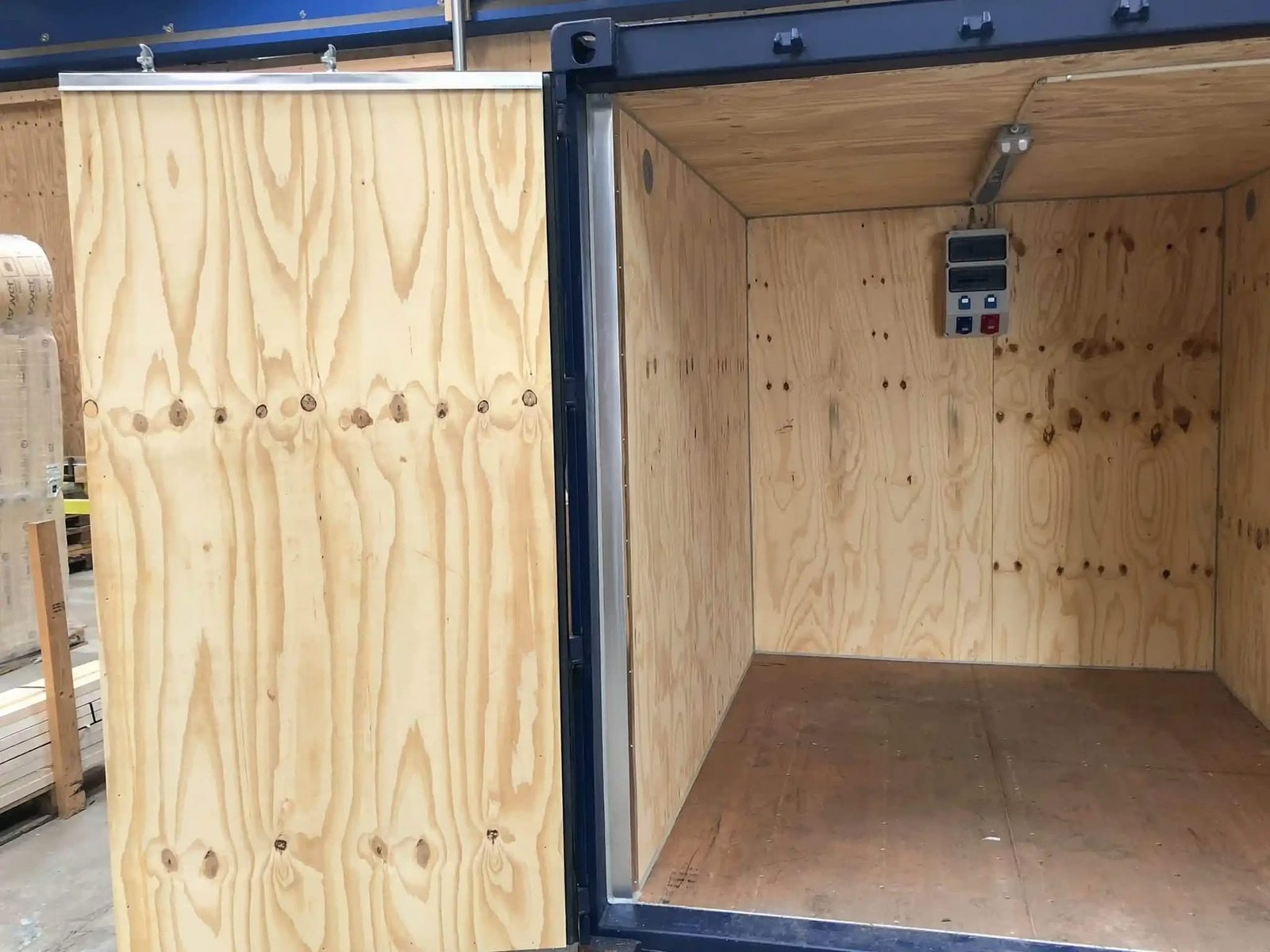 10 fods isoleret blaa container facade