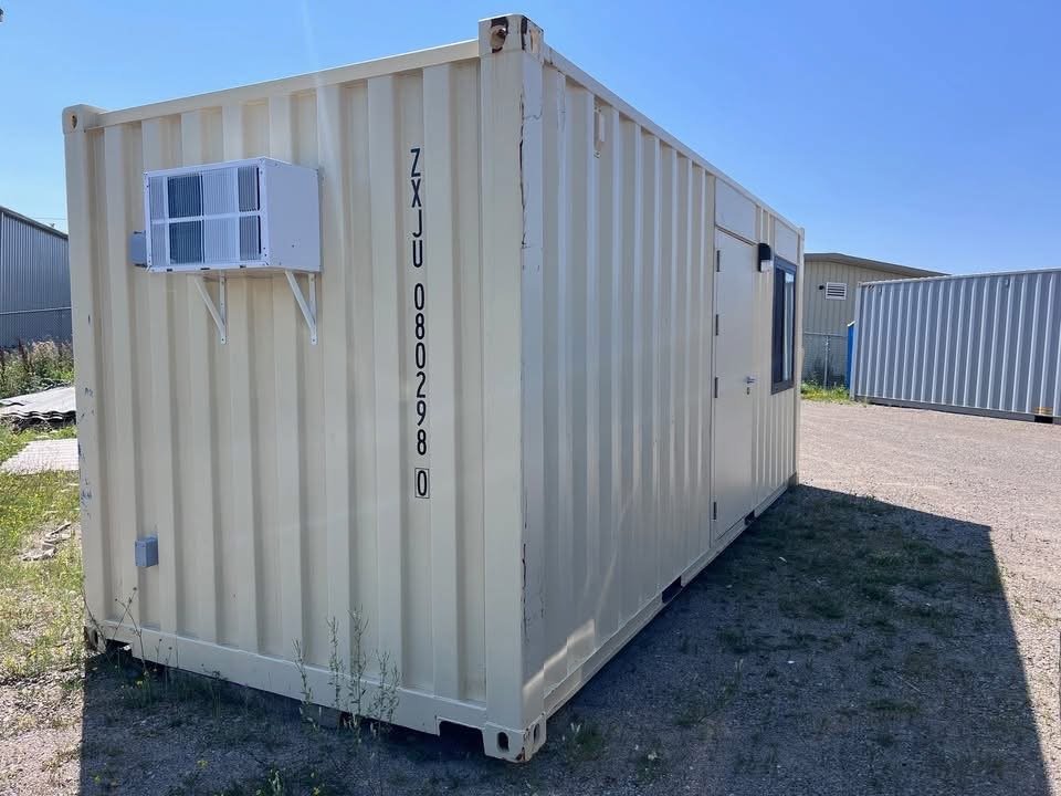20 fods beige kontorcontainer klimaanlæg