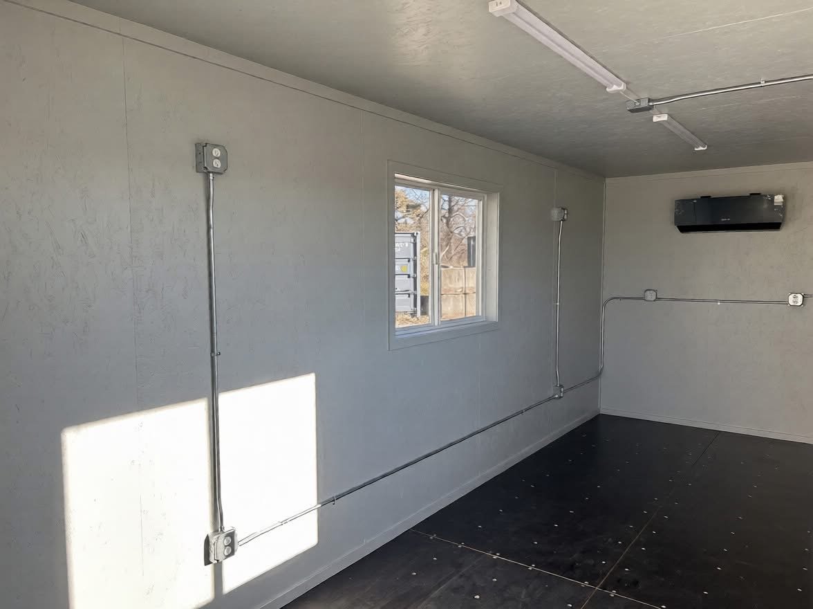20 fods grå kontorcontainer intérieur stikkontakter